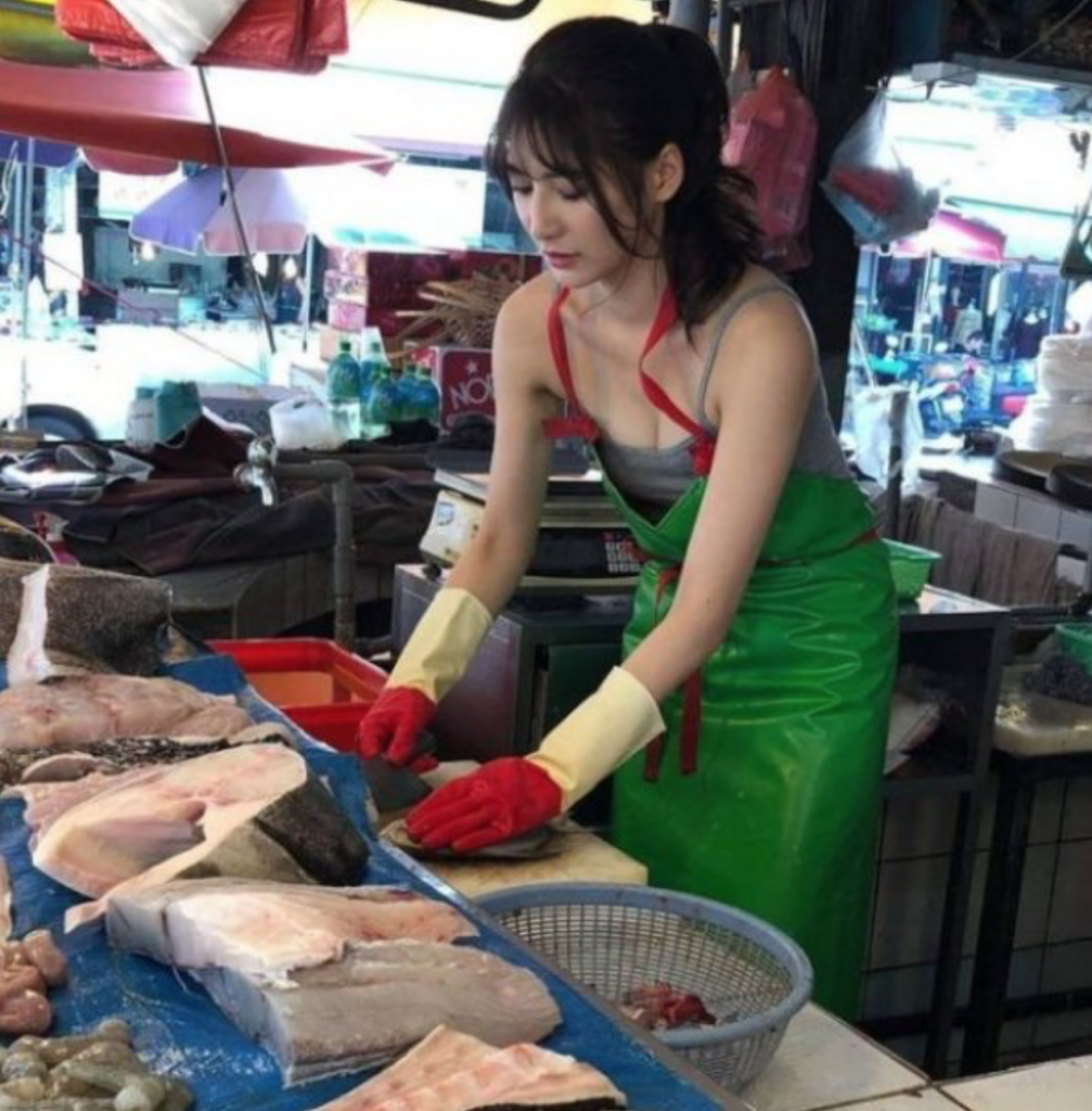 Gadis Ini Digelar Penjual Ikan Paling Cantik