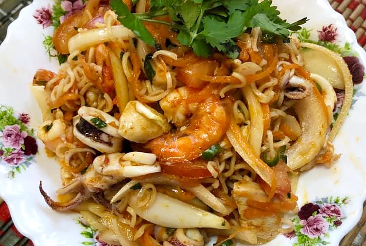 Tak Perlu Cari Sampai Thailand, Ini Resepi Kerabu Maggi Viral